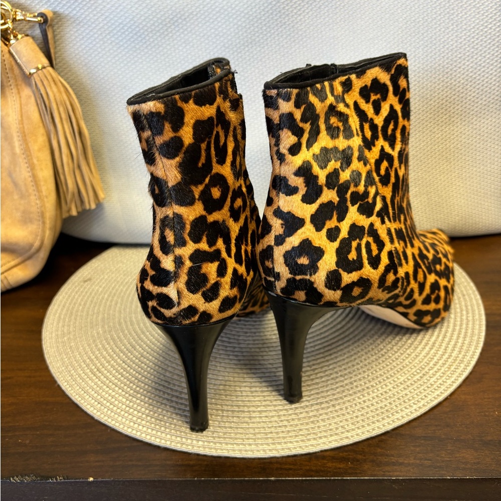 Sam Edelman cheetah print bootie in calves hair. Size 10 - Picture 2 of 4